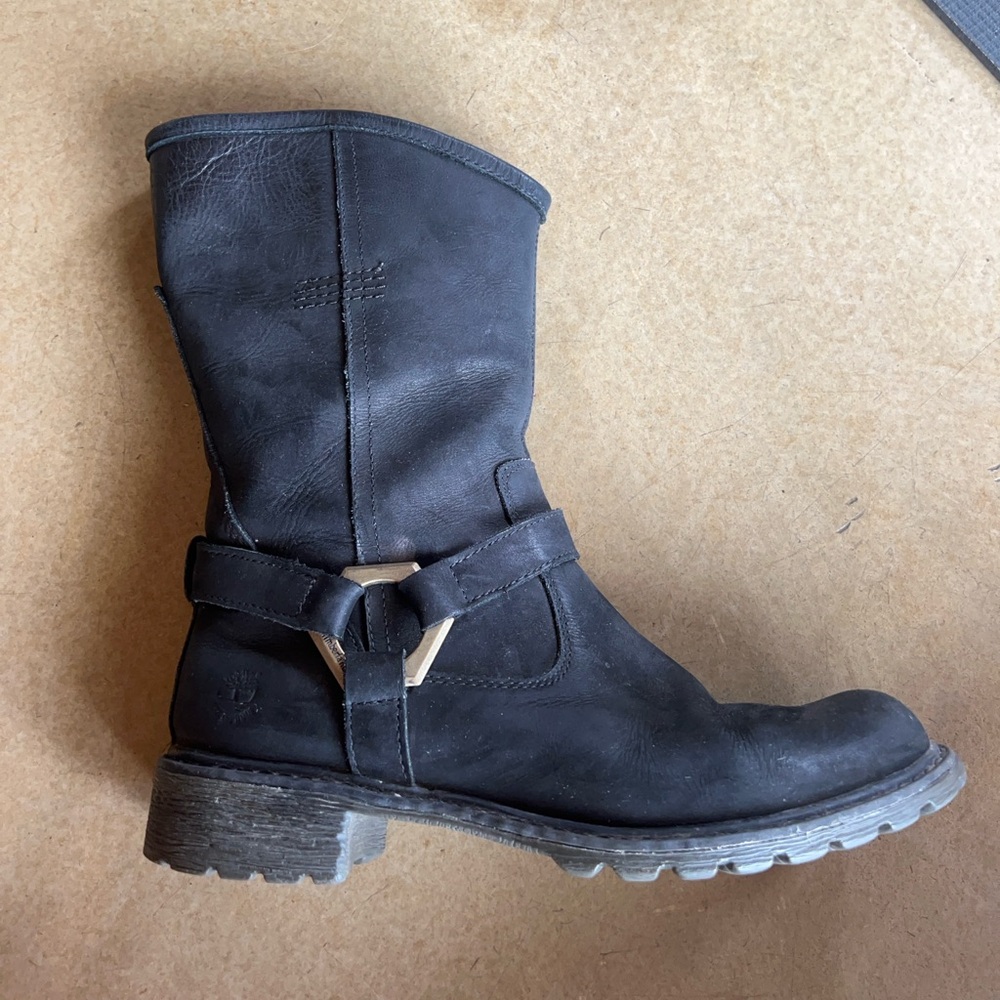 Leather timberland short boot with gold buckle